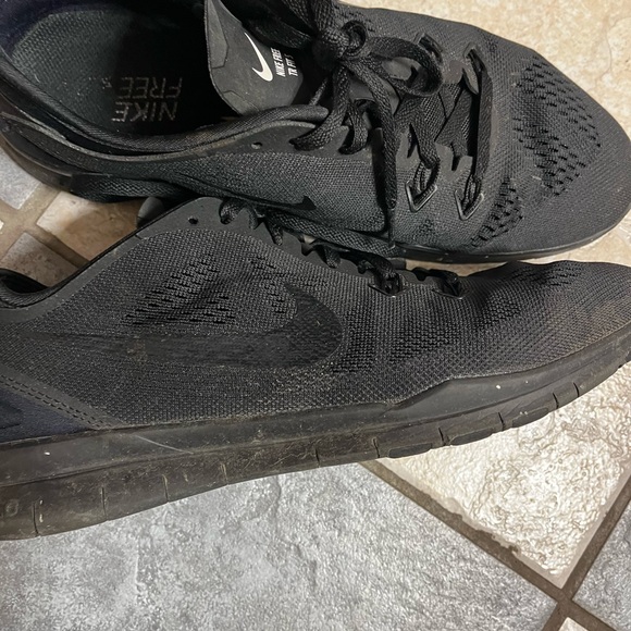 Black Nike - Picture 3 of 4